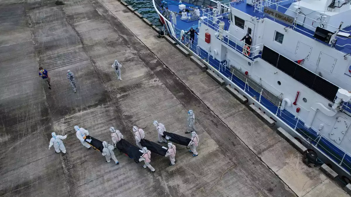 Nach dem Brand auf der Fähre «MV June Aster» werden immer mehr Tote geborgen. - Bild: Aaron Favila/AP/dpa