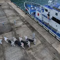 Nach dem Brand auf der Fähre «MV June Aster» werden immer mehr Tote geborgen. - Foto: Aaron Favila/AP/dpa