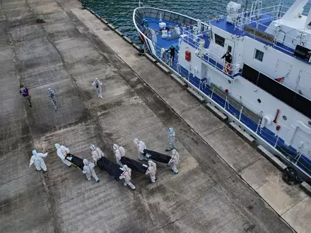 Nach dem Brand auf der Fähre «MV June Aster» werden immer mehr Tote geborgen. - Foto: Aaron Favila/AP/dpa