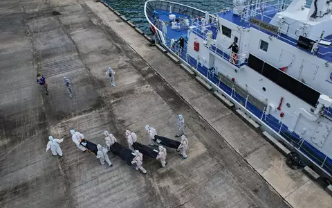 Nach dem Brand auf der Fähre «MV June Aster» werden immer mehr Tote geborgen. - Foto: Aaron Favila/AP/dpa