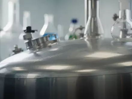 Edelstahlbehälter in einem Laborumfeld zur Untersuchung von Fermentationsprozessen. - Foto: über boerse-global.de