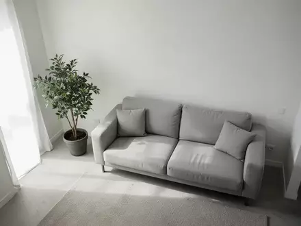 Symbolbild: helles, minimalistisch eingerichtetes Wohnzimmer - Foto: über boerse-global.de