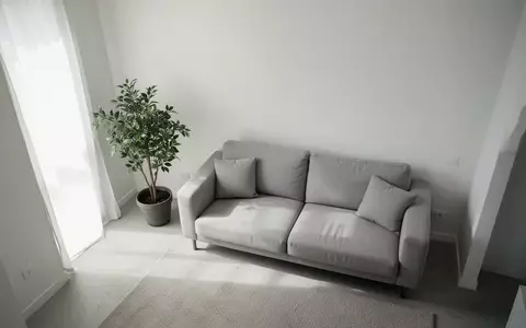 Symbolbild: helles, minimalistisch eingerichtetes Wohnzimmer - Foto: über boerse-global.de