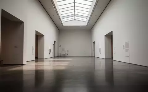 Ein weitläufiger, leerer Museumskorridor mit minimalistischer Architektur und hellem Tageslichteinfall. - Foto: über boerse-global.de