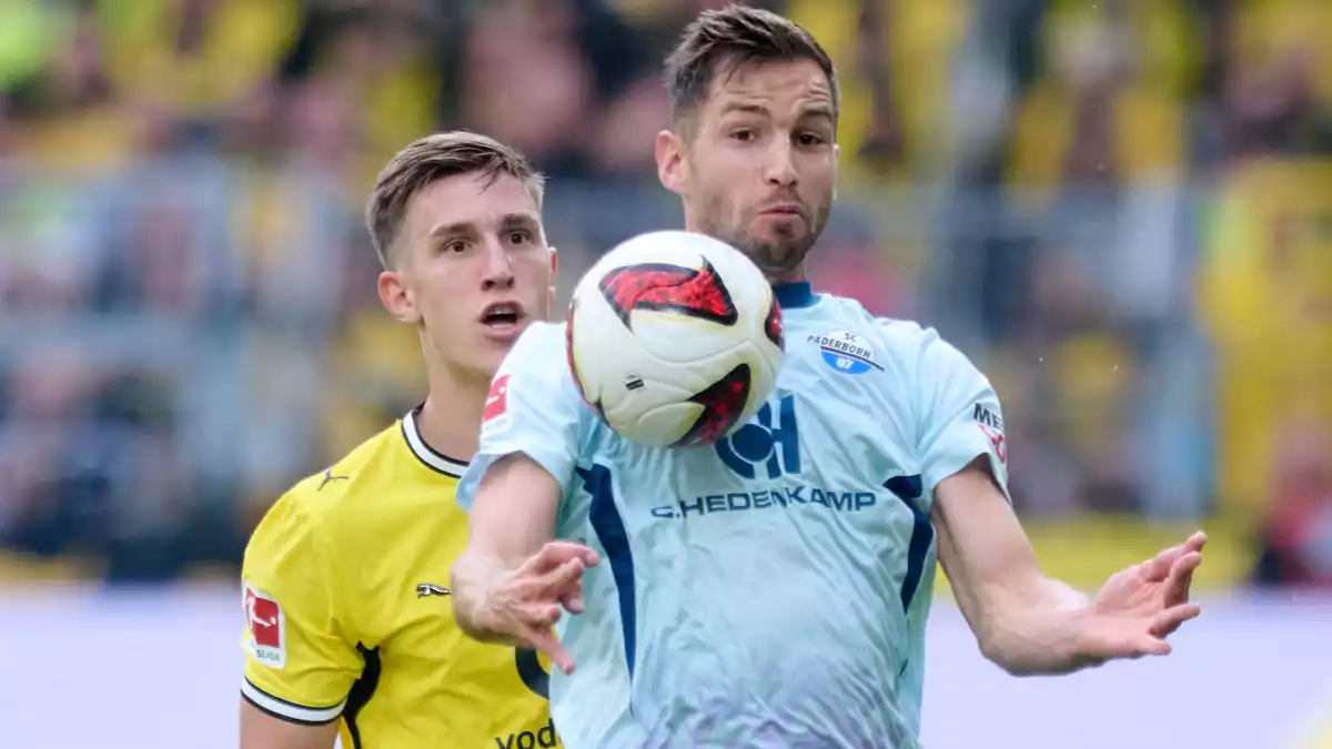 Nico Schlotterbeck (l) bestritt erstmals seit der WM wieder ein Pflichtspiel. - Bild: Bernd Thissen/dpa