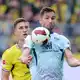 Nico Schlotterbeck (l) bestritt erstmals seit der WM wieder ein Pflichtspiel. - Bild: Bernd Thissen/dpa