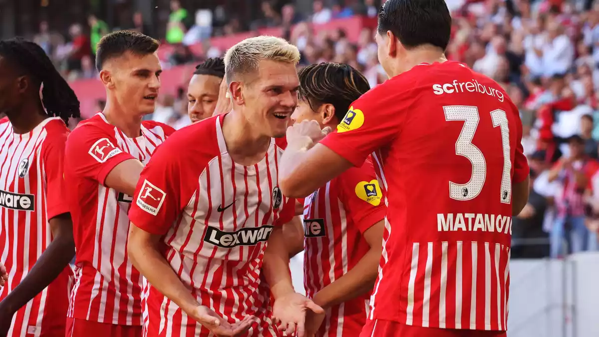 Freiburger Freude über den perfekten Saisonstart. - Bild: Philipp von Ditfurth/dpa
