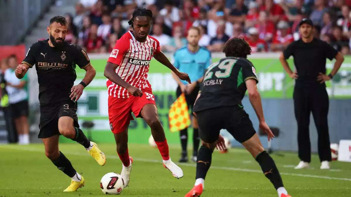 Ab durch die Mitte: Freiburgs Jordy Makengo. - Bild: Philipp von Ditfurth/dpa