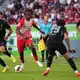 Ab durch die Mitte: Freiburgs Jordy Makengo. - Bild: Philipp von Ditfurth/dpa