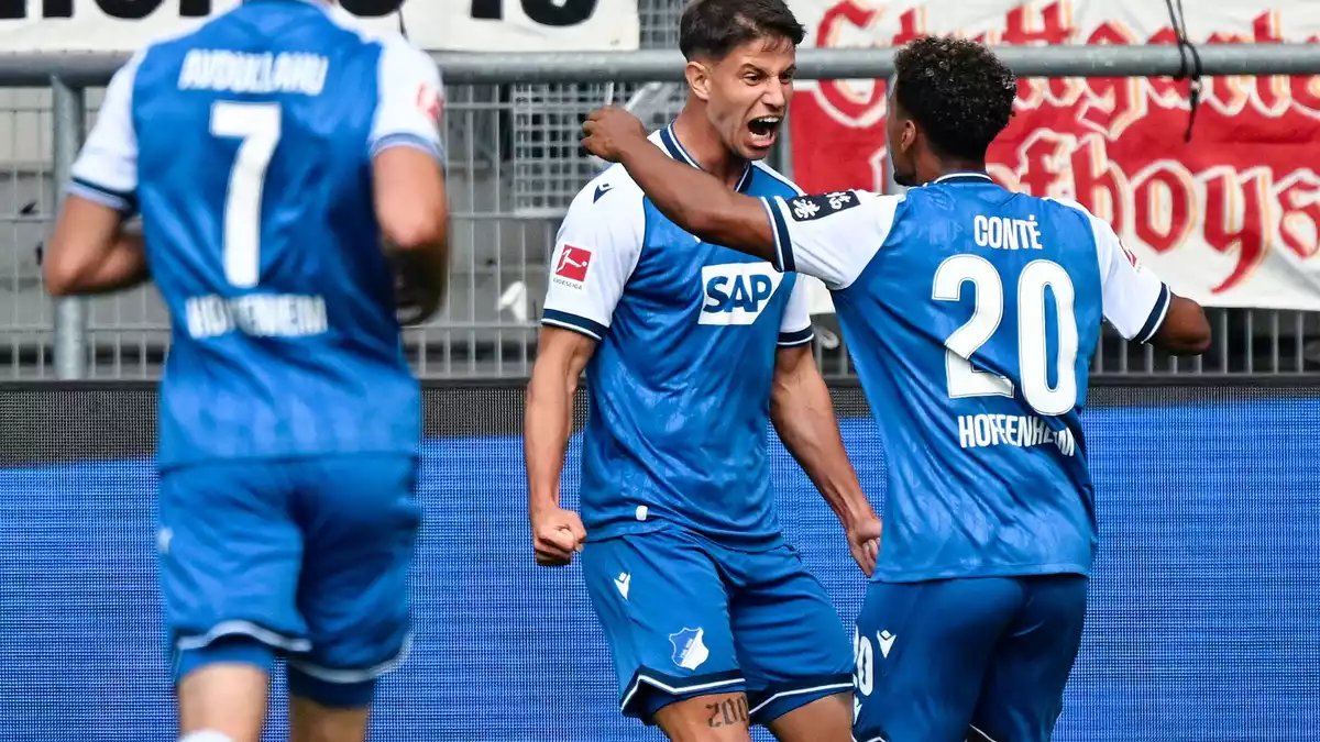 Adam Hložek jubelte mit seinen Teamkollegen über die Führung. - Bild: Uwe Anspach/dpa