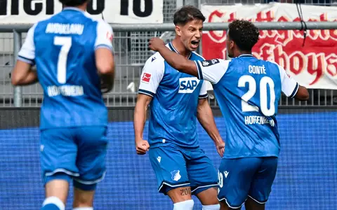 Adam Hložek jubelte mit seinen Teamkollegen über die Führung. - Foto: Uwe Anspach/dpa