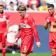 Angelo Stiller musste angeschlagen vom Platz. - Bild: Uwe Anspach/dpa
