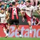 Leverkusens Facundo Medina (links) und Arijon Ibrahimovic vom FC Augsburg kämpfen um den Ball. - Bild: Harry Langer/dpa