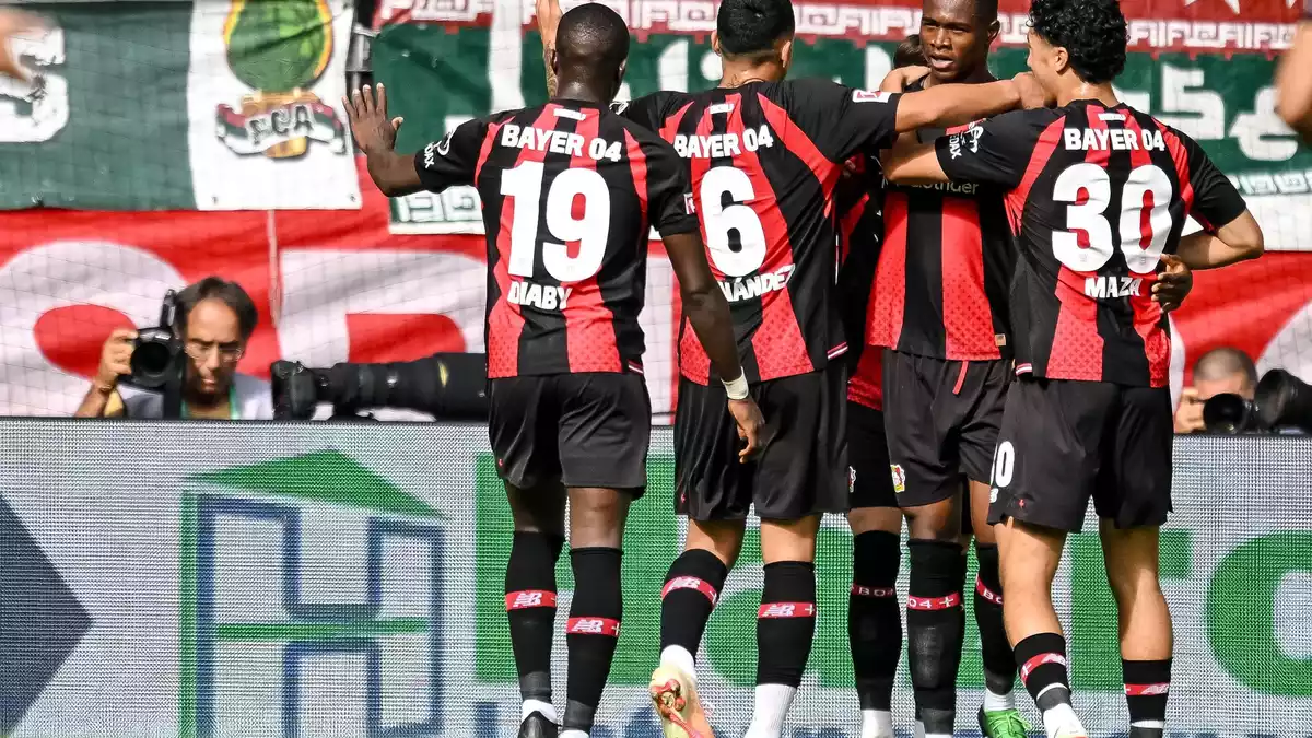 Leverkusen jubelt über den Führungstreffer von Christian Kofane. - Bild: Harry Langer/dpa
