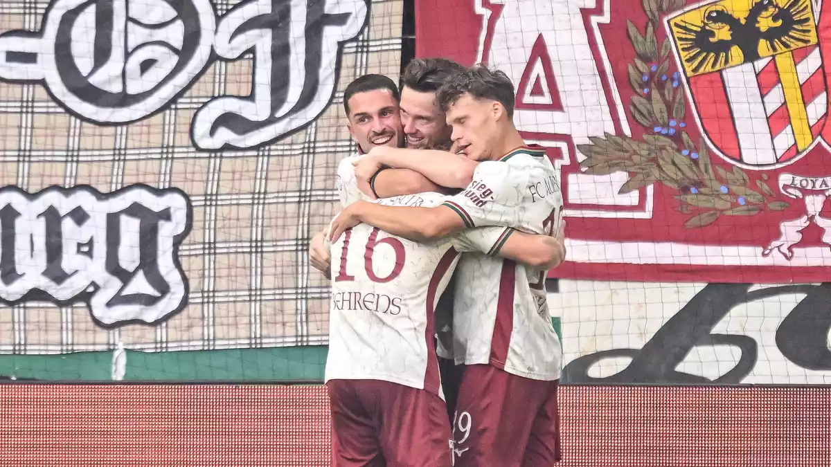 Augsburg jubelt nach dem ersten Gregoritsch-Treffer gegen Leverkusen. - Bild: Harry Langer/dpa