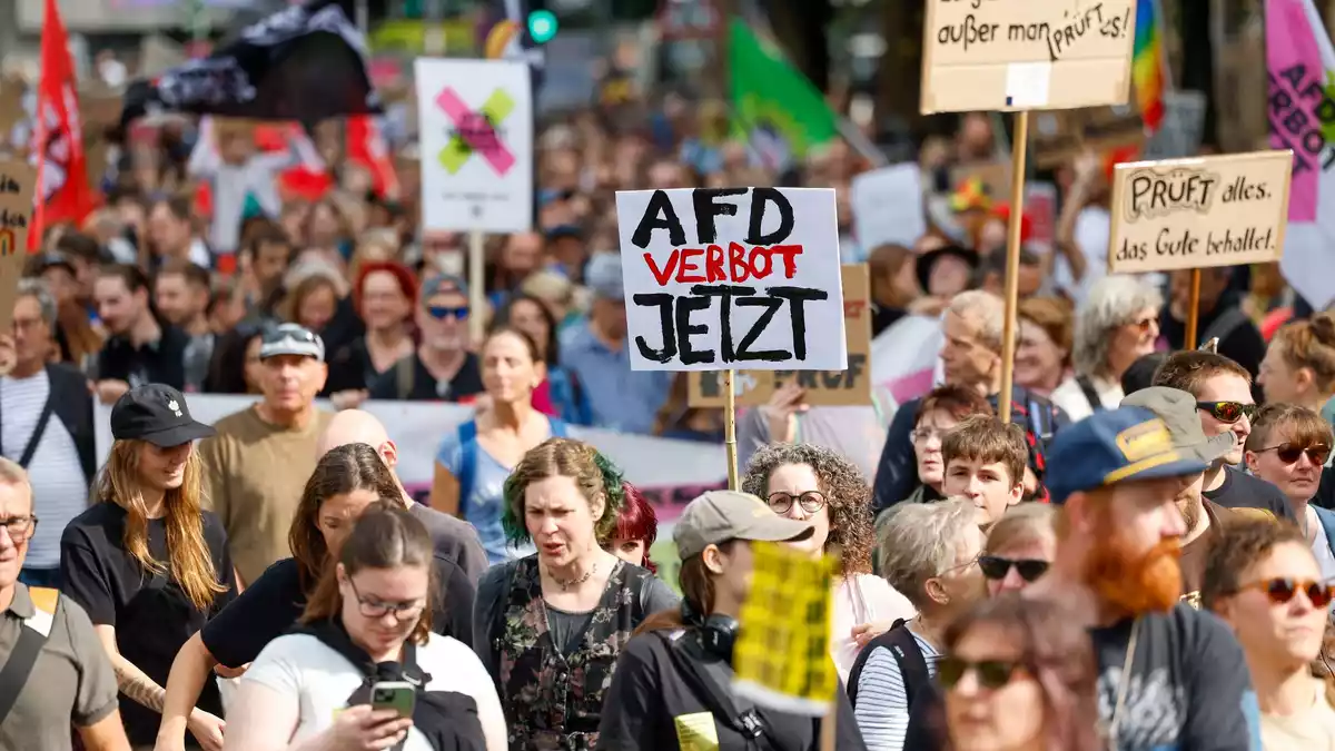 In Düsseldorf gingen rund 20.000 Menschen auf die Straße und forderten ein AfD-Verbot. - Bild: Thomas Banneyer/dpa