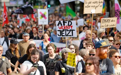 In Düsseldorf gingen rund 20.000 Menschen auf die Straße und forderten ein AfD-Verbot. - Foto: Thomas Banneyer/dpa