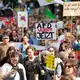 In Düsseldorf gingen rund 20.000 Menschen auf die Straße und forderten ein AfD-Verbot. - Bild: Thomas Banneyer/dpa