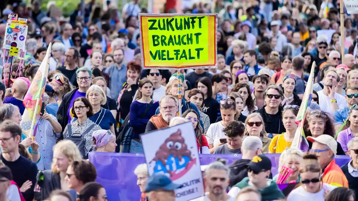 In Berlin zogen sieben Demonstrationszüge sternförmig durch die Stadt - nach Polizeiangaben kamen 18.000 Menschen. - Bild: Christoph Soeder/dpa