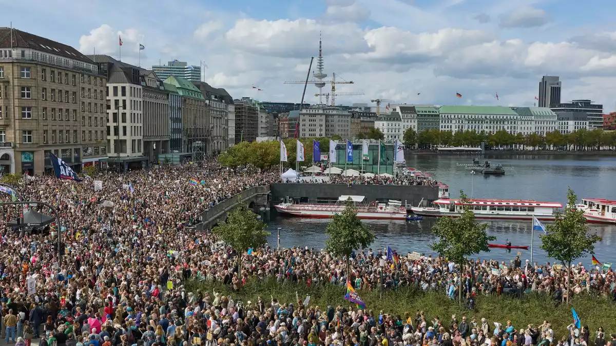 In Hamburg zogen nach Veranstalterangaben rund 25.000 Menschen durch die Innenstadt.  - Bild: Georg Wendt/dpa