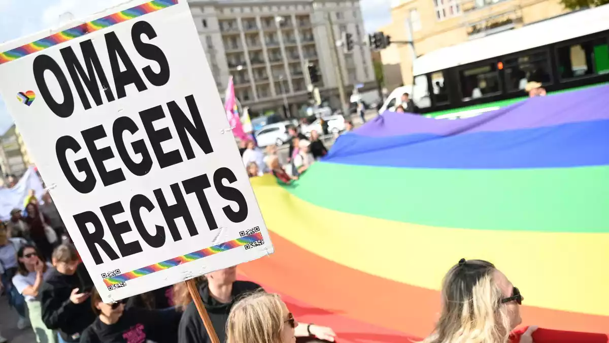 Die «Omas gegen Rechts» waren in mehreren Städten dabei. - Bild: Simon Kremer/dpa