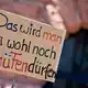 Ein Demonstrant hält ein Protest-Schild bei der Demonstration in Mainz. - Bild: Sascha Ditscher/dpa
