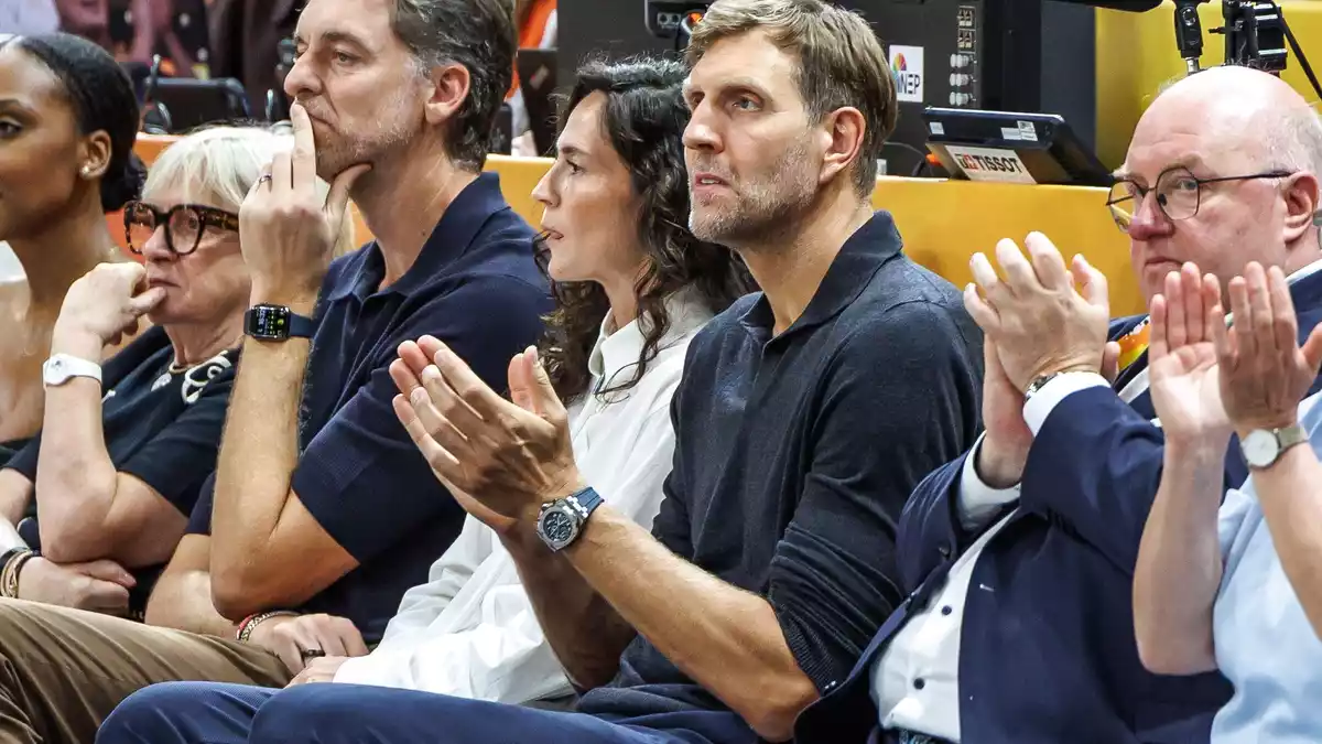 In Reihe eins: Dirk Nowitzki war erneut in der Arena. - Bild: Andreas Gora/dpa