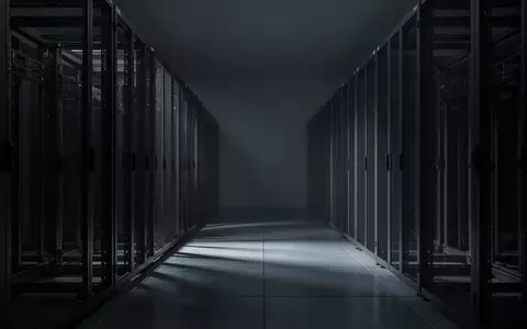 Leerer Serverraum mit dunklen Metallschränken und reflektierendem Boden in einer minimalistischen Umgebung. - Foto: über boerse-global.de