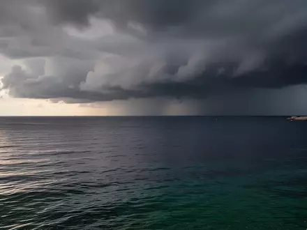 Dramatische, stürmische Küstenlandschaft vor Mallorca bei herbstlichem Wetter mit tiefhängenden Wolken über dem Mittelmeer. - Foto: über boerse-global.de