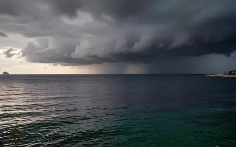 Dramatische, stürmische Küstenlandschaft vor Mallorca bei herbstlichem Wetter mit tiefhängenden Wolken über dem Mittelmeer. - Foto: über boerse-global.de