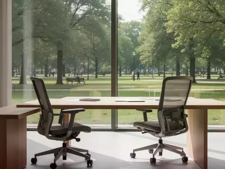 Ein heller, minimalistischer Büroraum mit einem leeren Schreibtisch und Blick ins Grüne. - Foto: über boerse-global.de