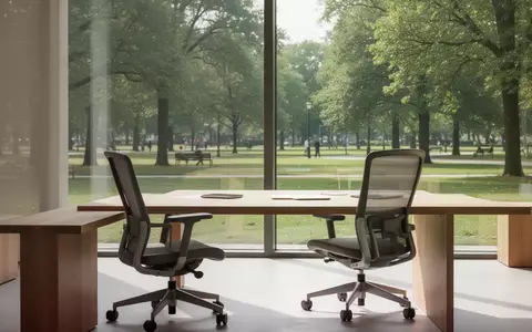 Ein heller, minimalistischer Büroraum mit einem leeren Schreibtisch und Blick ins Grüne. - Foto: über boerse-global.de