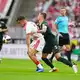 Kölns Thijs Dallinga (l) und Bremens Marco Friedl kämpfen ums den Ball. - Bild: Thomas Frey/dpa
