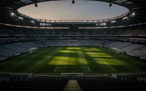 Leeres Fußballstadion in der Dämmerung mit Blick auf das Spielfeld. - Foto: über boerse-global.de