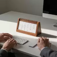 Ein minimalistischer, leerer Schreibtisch mit einem schlichten Holzkalender in natürlichem Licht. - Foto: über boerse-global.de