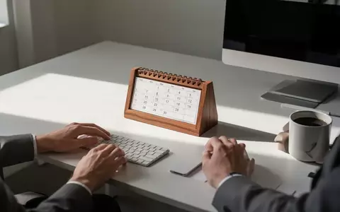 Ein minimalistischer, leerer Schreibtisch mit einem schlichten Holzkalender in natürlichem Licht. - Foto: über boerse-global.de