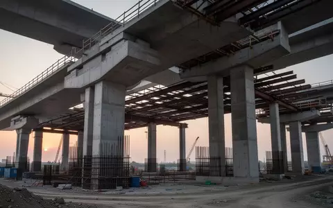 Massive Betonpfeiler und Stahlträger unter einer großen Rheinbrücke bei Dämmerung. - Foto: über boerse-global.de