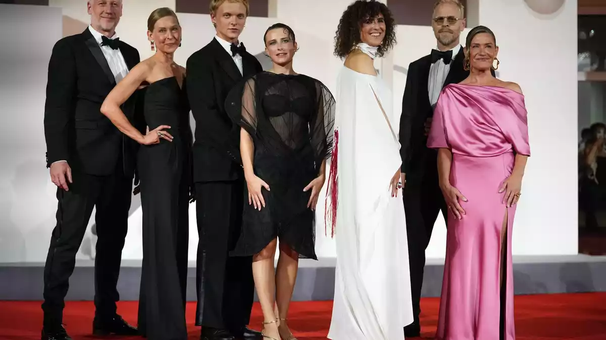 Das Filmteam von «Woman Unknown» vor der Premiere. - Bild: Alessandra Tarantino/Invision/AP/dpa