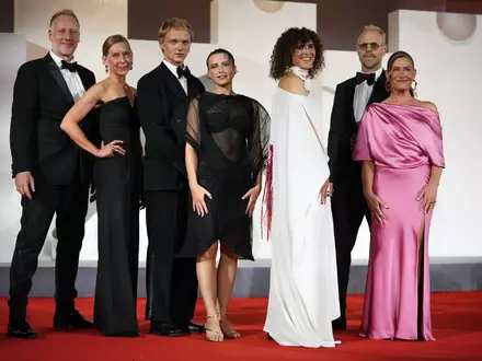 Das Filmteam von «Woman Unknown» vor der Premiere. - Foto: Alessandra Tarantino/Invision/AP/dpa