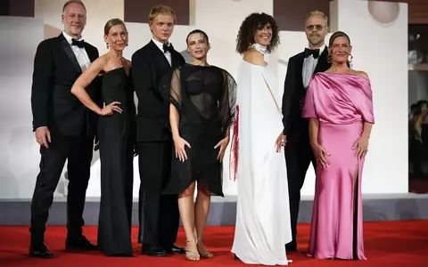 Das Filmteam von «Woman Unknown» vor der Premiere. - Foto: Alessandra Tarantino/Invision/AP/dpa