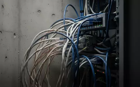 Ein Bündel von Netzwerkkabeln in einem Technikraum zur Veranschaulichung der strukturierten Netzwerkdiagnose. - Foto: über boerse-global.de