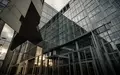 Modernes Regierungsgebäude in Berlin mit architektonischen Glas- und Stahlfassaden unter einem bewölkten Himmel. - Foto: über boerse-global.de