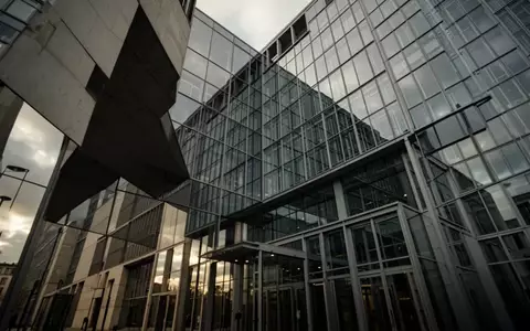 Modernes Regierungsgebäude in Berlin mit architektonischen Glas- und Stahlfassaden unter einem bewölkten Himmel. - Foto: über boerse-global.de