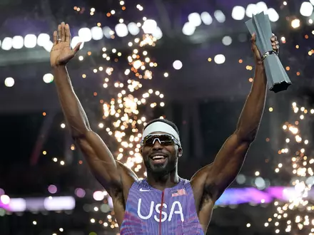 US-Sprinter Kenneth Bednarek siegte über die 100 Meter.  - Foto: Matthias Schrader/AP/dpa