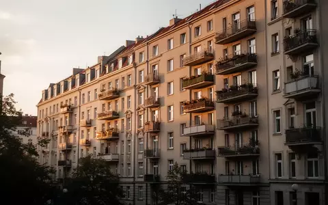 Ein mehrstöckiges Wohnhaus in Berlin bei goldenem Abendlicht, das die städtische Wohnsituation widerspiegelt. - Foto: über boerse-global.de