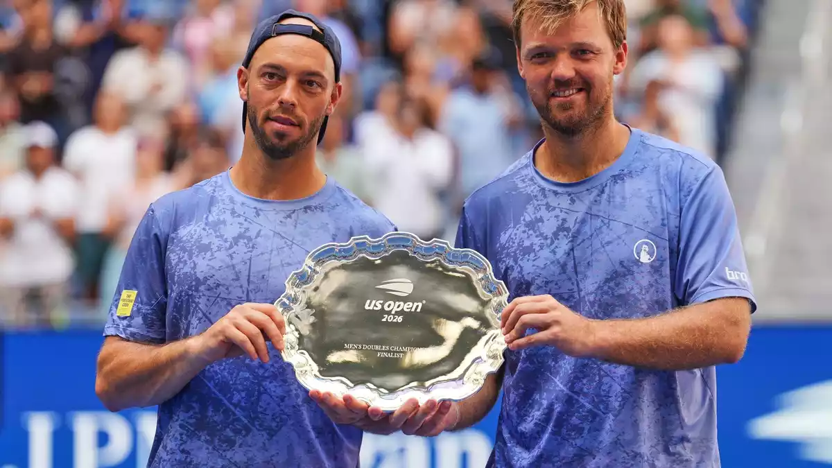 Tim Pütz (l) und Kevin Krawietz präsentieren die Trophäe nach der Finalniederlage bei den US Open.  - Bild: Kirsty Wigglesworth/AP/dpa