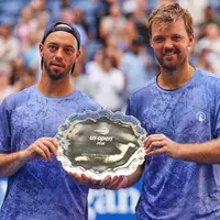 Tim Pütz (l) und Kevin Krawietz präsentieren die Trophäe nach der Finalniederlage bei den US Open.  - Foto: Kirsty Wigglesworth/AP/dpa