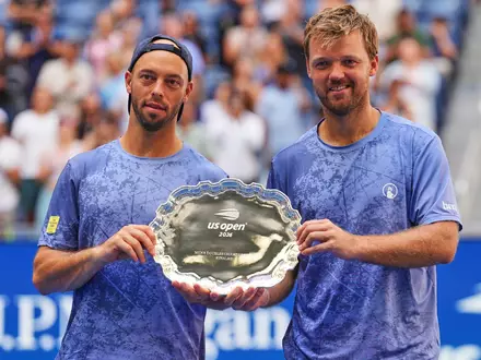 Tim Pütz (l) und Kevin Krawietz präsentieren die Trophäe nach der Finalniederlage bei den US Open.  - Foto: Kirsty Wigglesworth/AP/dpa