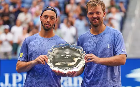 Tim Pütz (l) und Kevin Krawietz präsentieren die Trophäe nach der Finalniederlage bei den US Open.  - Foto: Kirsty Wigglesworth/AP/dpa