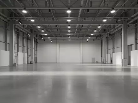 Eine weitläufige, leere Hamburger Messehalle mit hohen Decken und Betonboden, ohne Menschen oder Beschilderung. - Foto: über boerse-global.de